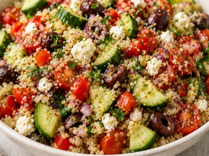 Greek Quinoa Salad: Taste the Mediterranean Sun