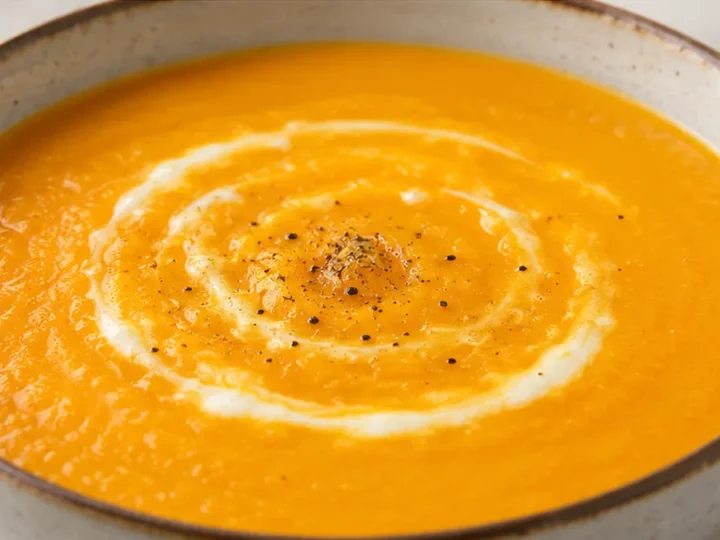 ” Creamy Carrot Ginger Soup: Comforting & Easy”