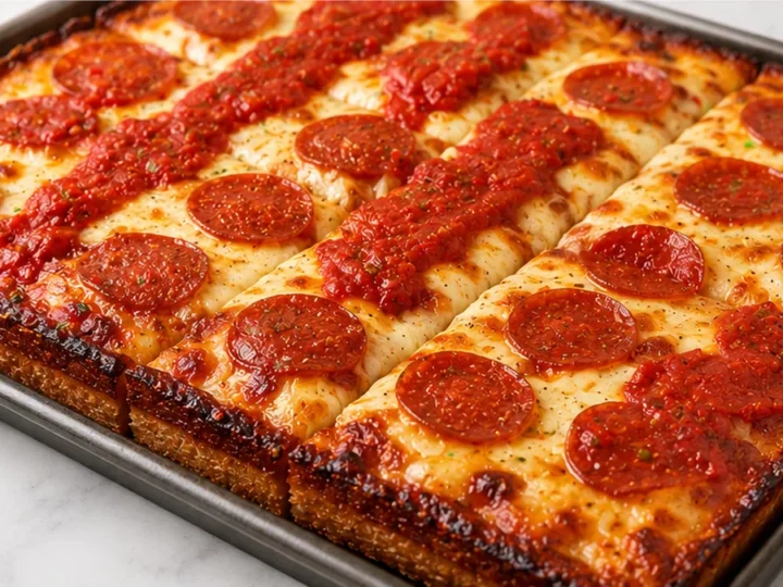 Crispy, Cheesy Detroit-Style Pizza Dream!