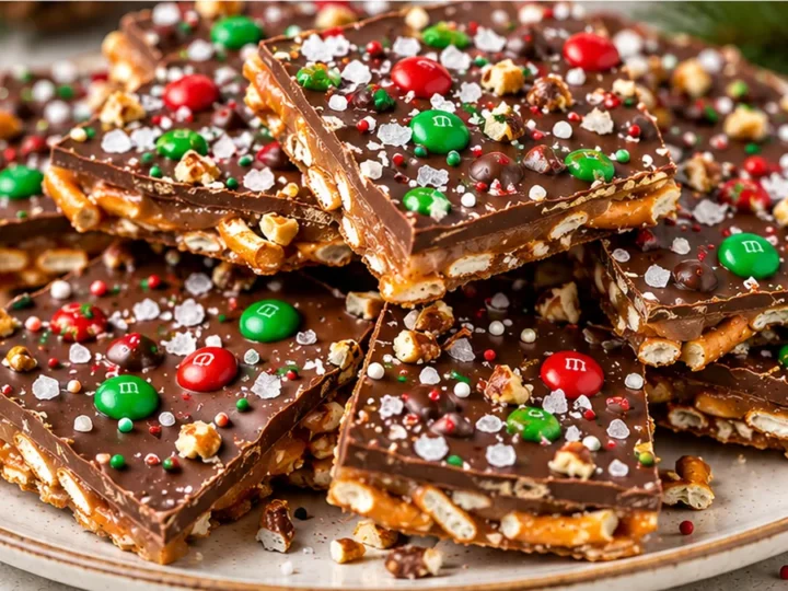 Melt-in-Your-Mouth Christmas Pretzel Treats!
